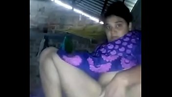 Взрослая девушка лежит на диванчике и онанирует ладошкой мокрую киску